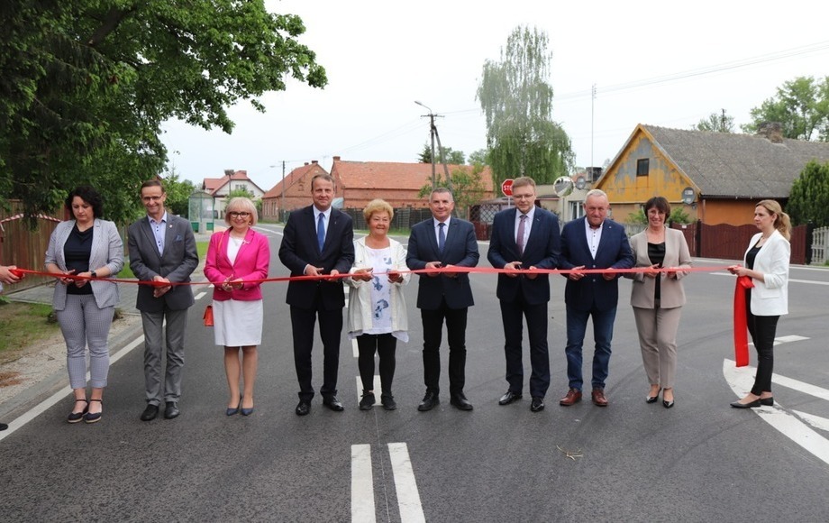 Zdjęcie do Oficjalne oddanie do użytku kolejnych inwestycji drogowych Powiatu...