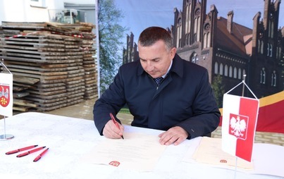 Zdjęcie do UROCZYSTE WMUROWANIE AKTU EREKCYJNEGO POD BUDOWĘ ZAKŁADU PIELĘGNACYJNO-OPIEKUŃCZEGO W SZPITALU POWIATOWYM 