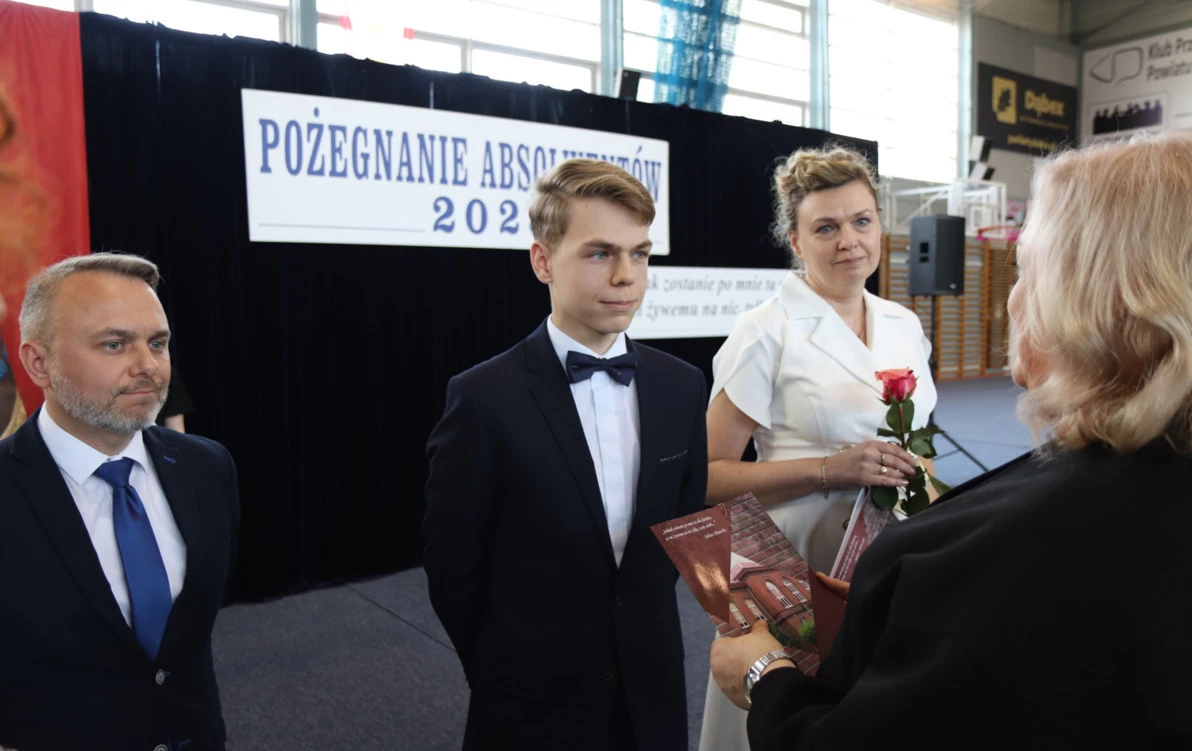 Zdjęcie do POŻEGNANIE ABSOLWENT&Oacute;W GRODZISKIEGO &quot;SŁOWAKA&quot;